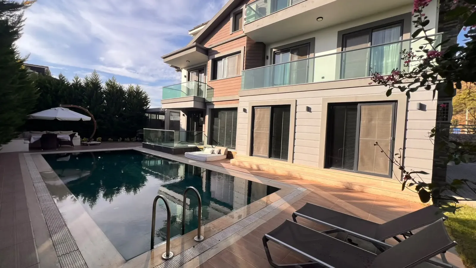 Karagedik Fethiye'de Havuzlu Lüks Aile Villası